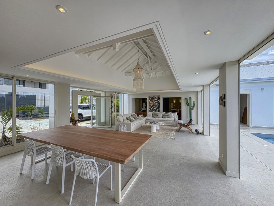 11.Location villa piscine vue mer Saint François Guadeloupe_Pièce de vie vue mer
